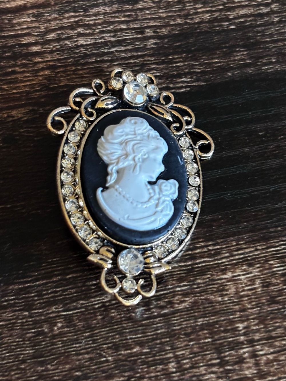 Vintage-Style Black Cameo Pendant Brooch with‎ Crystal Accents
